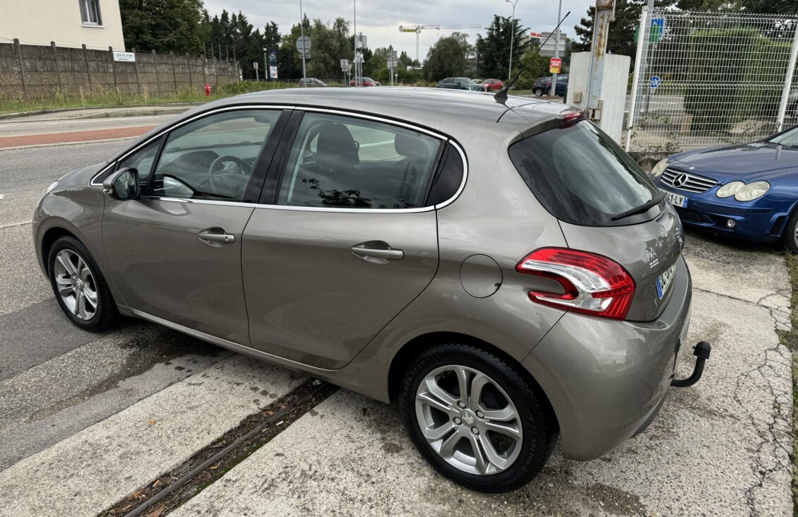 PEUGEOT 208 1.2 VTI 82 ALLURE