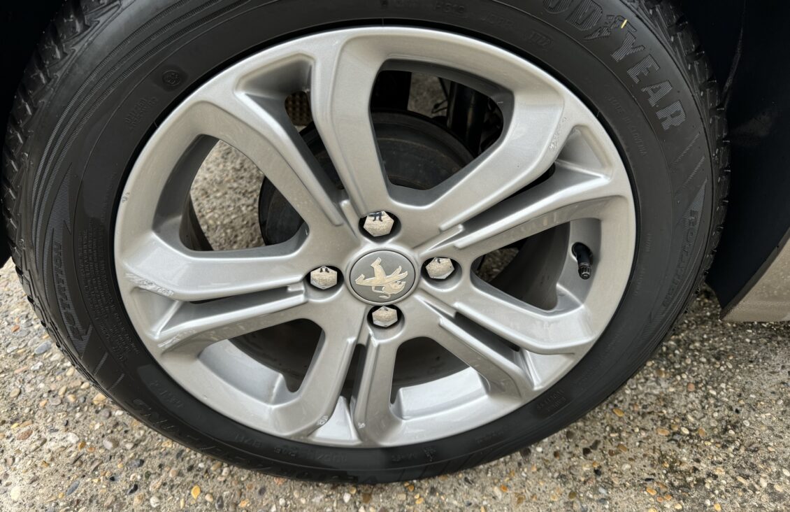 PEUGEOT 208 1.2 VTI 82 ALLURE